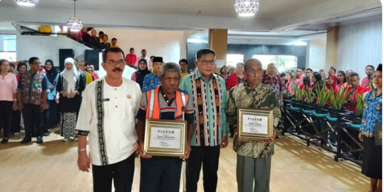 Walikota Ambon Apresiasi Dua Lansia Teladan Kebersihan