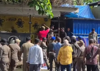 Pemkot Ambon Tertibkan 15 Kios dan Lapak di Pemda III Poka