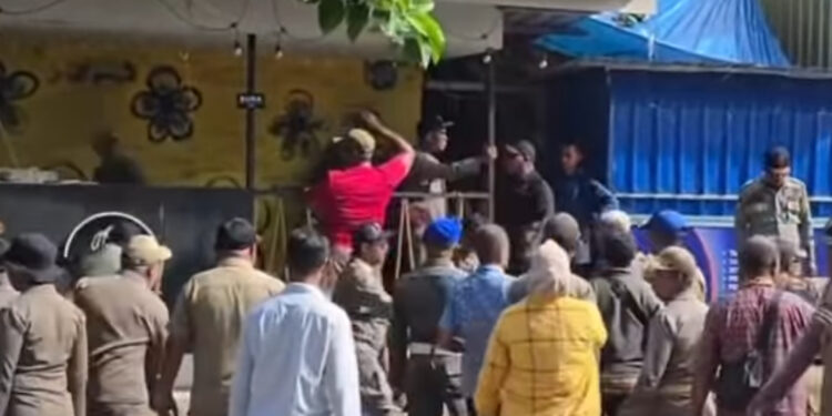 Pemkot Ambon Tertibkan 15 Kios dan Lapak di Pemda III Poka