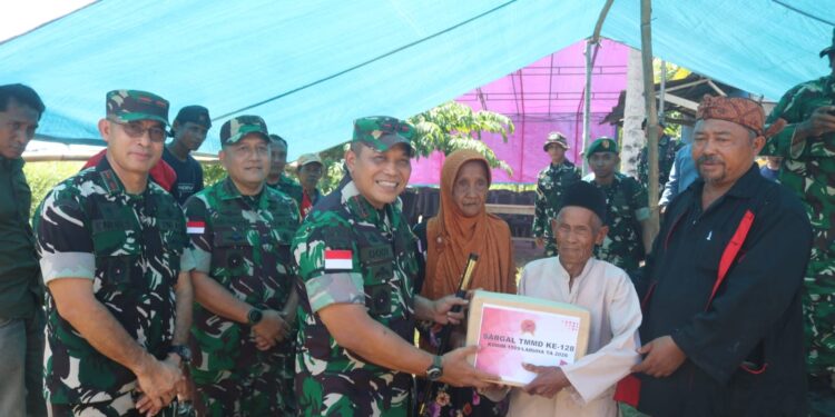 Pangdam Pattimura Sambangi Warga Waimili dan Salurkan Bantuan Perbaikan Masjid