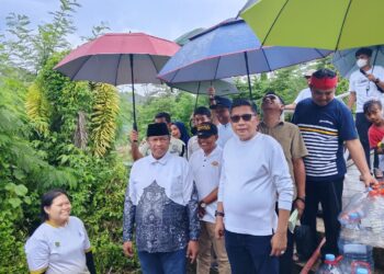 Walikota Ambon dan Kemenag Tuangkan 2.570 liter Eco Enzyme ke Sungai Ahuru