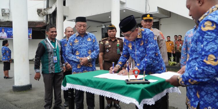 Penandatanganan Pakta Integritas SPMB Warnai Upacara Harkitnas di Pemkot Ambon