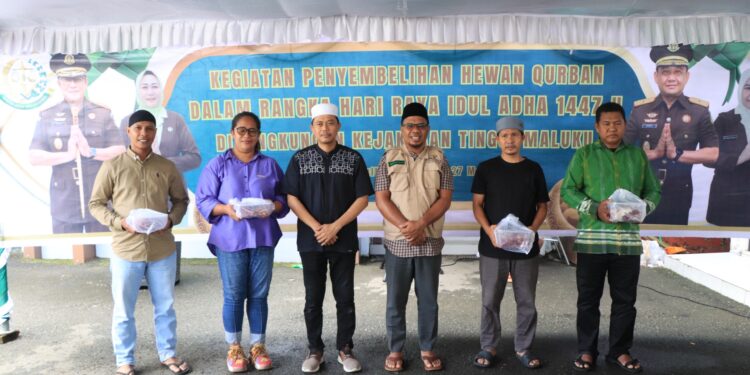 Peringati Idul Adha, Kejati Maluku Distribusikan Hewan Kurban untuk Masyarakat