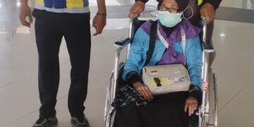 Hj. Halidja Holle Kembali ke Ambon Setelah Berjuang Melawan Sesak Napas di Tanah Suci
